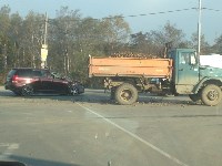 Toyota Wish и грузовик столкнулись в Южно-Сахалинске, Фото: 4