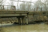 Жители Троицкого пользуются мостом, который может рухнуть в любую минуту, Фото: 7