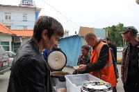 Активисты бесплатно кормят людей обедами у вокзала Южно-Сахалинска, Фото: 8
