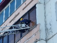 Спасатели помогли 92-летней женщине, упавшей в своей квартире в Южно-Сахалинске, Фото: 4