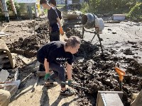 Волонтеры в Томаринском районе после циклона: Фото 1 Волонтеры в Томаринском районе после циклона, Фото: 1