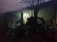 Взрослых и детей эвакуировали ночью из горящего дома в Южно-Сахалинске, Фото: 4