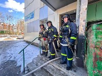 Пожар в шахте лифта потушили в Южно-Сахалинске, Фото: 3