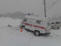КамАЗ врезался в автомобиль "скорой помощи" в Холмске, Фото: 1