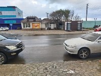Холмчане жалуются на установленный на тротуаре туалет, Фото: 1