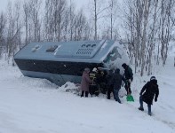 В Смирныховском районе автобус улетел в кювет, Фото: 2