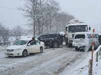 Груженый снегом самосвал протаранил два внедорожника в Южно-Сахалинске, Фото: 6