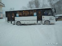 В Синегорске пассажиры вызволили из снежного плена автобус, Фото: 6