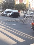 В Южно-Сахалинске оборванные провода мешают движению по улице Ленина, Фото: 3