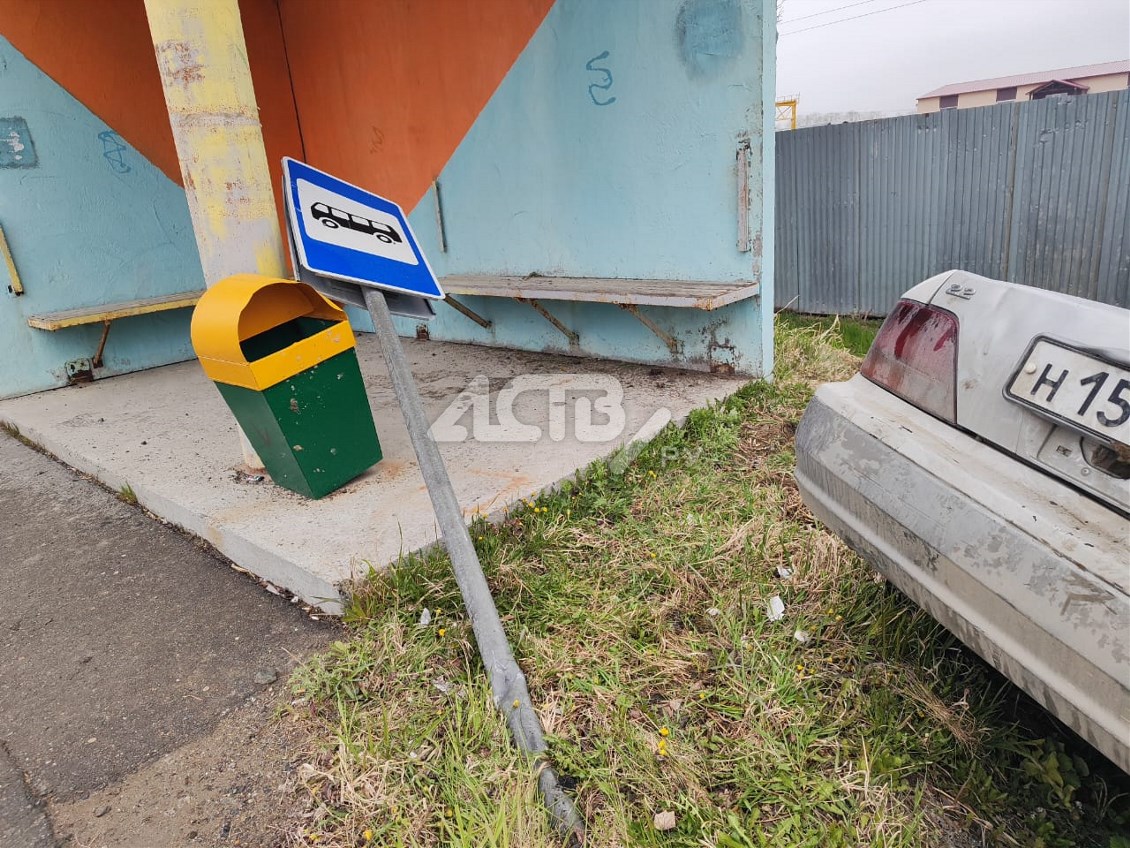 Автомобиль едва не врезался в бетонную остановку в Южно-Сахалинске -  водителя спас знак - Новости Сахалинской области. Происшествия –  Фотогалерея, фото 2 - ASTV.ru