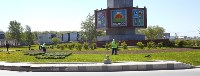 Тысячи цветов высаживают у стелы на перекрестке Ленина-Пуркаева в Южно-Сахалинске, Фото: 2