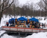 Более 500 человек окунулись в крещенскую купель в городском парке Южно-Сахалинска, Фото: 1