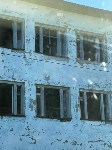 Очевидец: в Поронайске подростки кидаются стеклом и камнями из здания наркологии, Фото: 6
