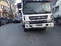 Очевидцев столкновения бетономешалки и седана ищут в Южно-Сахалинске, Фото: 2