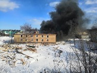 Корпус бывшей начальной школы горит в Ногликах, Фото: 2