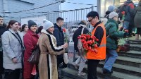 Пассажирок одарили цветами на вокзале в Южно-Сахалинске, Фото: 6