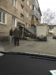 Грузовик снес козырек и дверь в подъезде многоэтажки в Южно-Сахалинске, Фото: 8