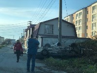 Седан врезался в генератор и перевернулся в Невельске, Фото: 2