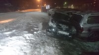 Subaru Impreza скатился на припаркованные автомобили в Корсакове, Фото: 1