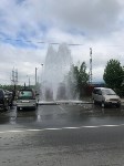 Очередной "фонтан" забил на тротуаре в Южно-Сахалинске, Фото: 4