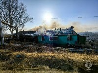 Крупный пожар в Корсакове показали на фото - огонь уничтожил 450 "квадратов", Фото: 7
