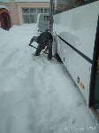 В Синегорске пассажиры вызволили из снежного плена автобус, Фото: 5