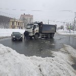 Очевидцев столкновения самосвала и универсала ищут в Южно-Сахалинске, Фото: 6