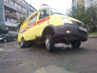 Единственный в городе реанимационный автомобиль застрял в одном из дворов Южно-Сахалинска , Фото: 3