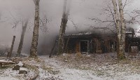 На окраине Южно-Сахалинска загорелся заброшенный дом, Фото: 2