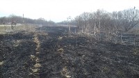 Около двух часов пожарные тушили горящую траву на поле в Дальнем, Фото: 6