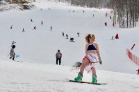 Полсотни сахалинцев разделись, чтобы спуститься на лыжах и сноубордах с «Горного воздуха», Фото: 33