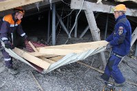 Спасатели ликвидировали угрозу обрушения поврежденной кровли здания в Корсакове, Фото: 5