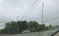 Электрический кабель провис над дорогой в Южно-Сахалинске, Фото: 3