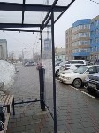 Автохамы в Южно-Сахалинске превратили остановку в парковку, Фото: 2