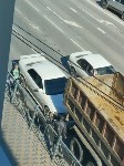 Неуправляемый самосвал подмял под себя легковушку в Южно-Сахалинске, Фото: 1
