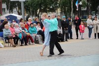 Пенсионеры устроили танцы на главной площади Корсакова, Фото: 1