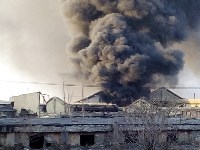 Дым от горящих на территории БУМа автопокрышек заволок Холмск, Фото: 5