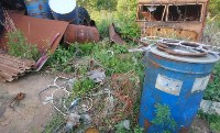 Корсаковский пенсионер годами складировал всевозможный мусор возле дома, Фото: 2