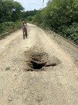 На мосту к бухте Тихой появилась дыра - сахалинцы винят проезжающие по нему гружёные самосвалы, Фото: 1