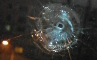Неизвестные прострелили окно многоэтажки в Южно-Сахалинске, Фото: 2
