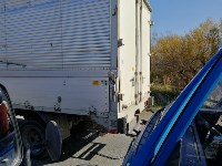 Мужчина пострадал при столкновении двух грузовиков у аквапарка в Южно-Сахалинске, Фото: 1
