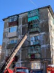 Балкон горит в пятиэтажке в Корсакове. Автор фото Владимир Поникарь, Фото: 4