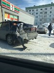 Пассажирский автобус толкнул легковушку под грузовик в Южно-Сахалинске, Фото: 2