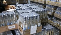 Полицейские в Южно-Сахалинске изъяли у предпринимателя 7 тысяч бутылок водки, Фото: 2