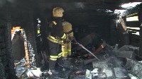 Горящий гараж потушили пожарные в Южно-Сахалинске, Фото: 1