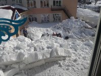 Снежная лавина сошла во двор детского сада в Соколе, Фото: 11