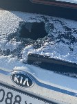 Неизвестные булыжниками разбили стёкла машины в Корсакове, Фото: 2
