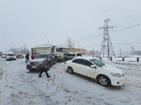 Груженый снегом самосвал протаранил два внедорожника в Южно-Сахалинске, Фото: 2