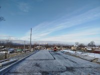 На строящемся путепроводе в Долинске укладывают асфальт, Фото: 1