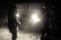 На Сахалине из снежного плена освободили автоколонну, Фото: 10